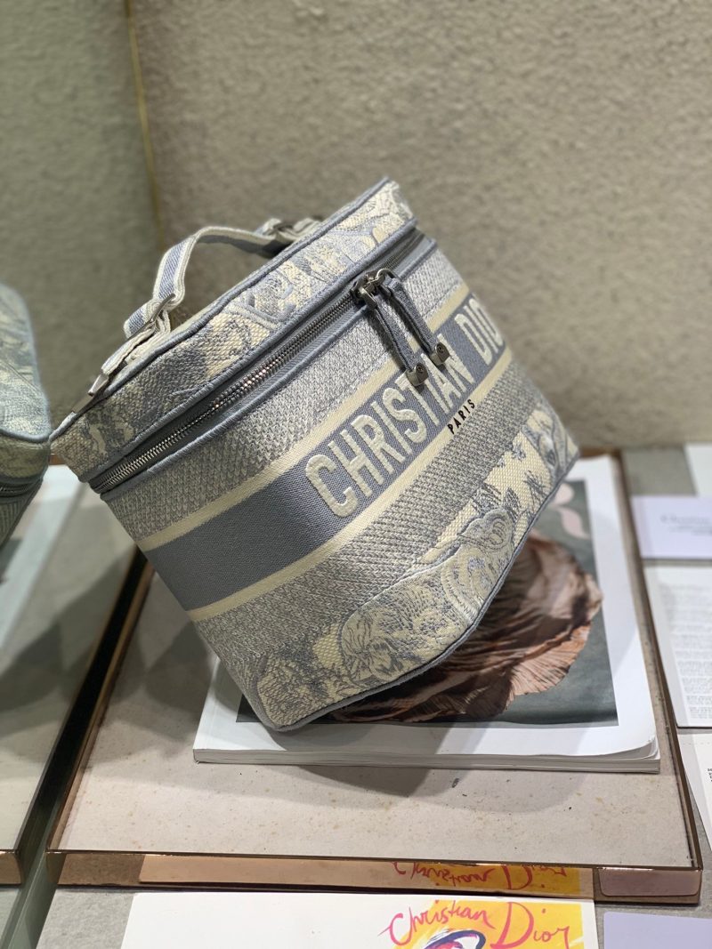 20201214_i1607929134_8174_1_jpg SMALL 25 VANITY CASE IN PASTEL GRAY MONOGRAM OBLIQUE JACQUARD