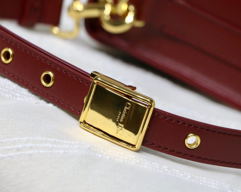 MEDIUM CD BOBBY 22CM WINE CALFSKIN GOLD HARDWARE