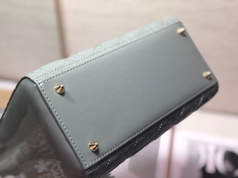 20211109_i1636393449_3010_6_jpg medium lady 24 grey patent calfskin