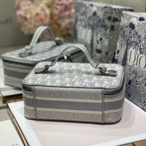 20211122_i1637564582_1373_4_jpg SMALL 24 VANITY CASE IN PALE GRAY MONOGRAM OBLIQUE JACQUARD