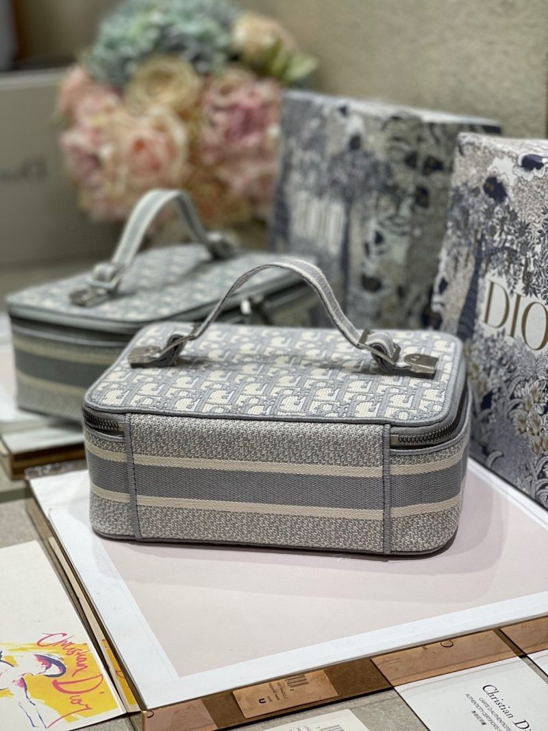 20211122_i1637564582_1373_4_jpg SMALL 24 VANITY CASE IN PALE GRAY MONOGRAM OBLIQUE JACQUARD