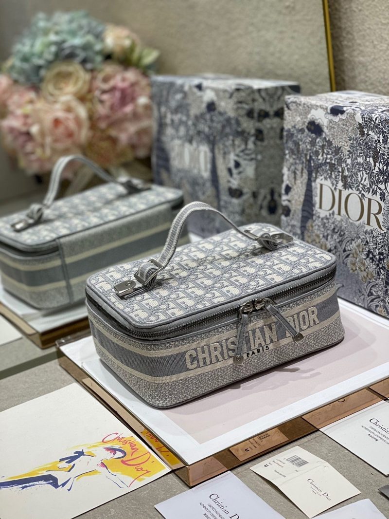 20211122_i1637564582_1528_2_jpg SMALL 24 VANITY CASE IN PALE GRAY MONOGRAM OBLIQUE JACQUARD