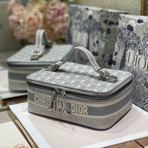 20211122_i1637564582_2999_3_jpg SMALL 24 VANITY CASE IN PALE GRAY MONOGRAM OBLIQUE JACQUARD