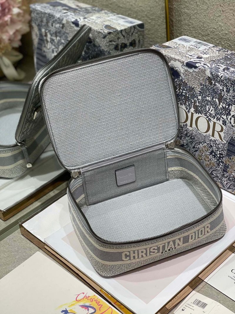 20211122_i1637564582_3806_8_jpg SMALL 24 VANITY CASE IN PALE GRAY MONOGRAM OBLIQUE JACQUARD