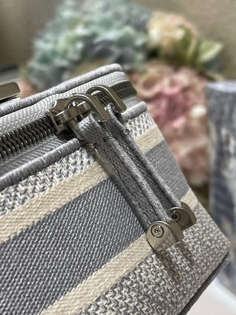 20211122_i1637564582_878_7_jpg SMALL 24 VANITY CASE IN PALE GRAY MONOGRAM OBLIQUE JACQUARD