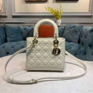 20211213_i1639361647_3663_0_jpg medium lady 24 white lambskin