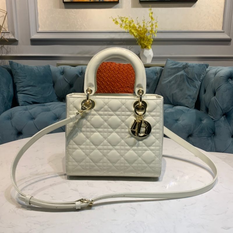 20211213_i1639361647_3663_0_jpg medium lady 24 white lambskin