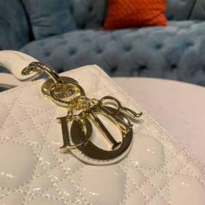 20211213_i1639361647_3678_5_jpg medium lady 24 white lambskin