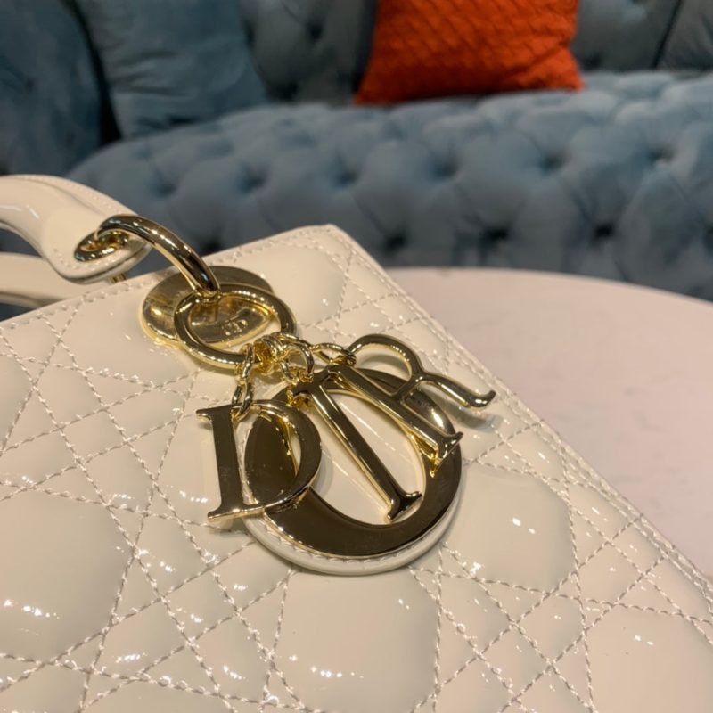 20211213_i1639361647_3678_5_jpg medium lady 24 white lambskin