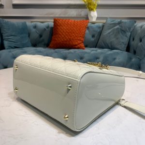 20211213_i1639361647_7814_3_jpg medium lady 24 white lambskin