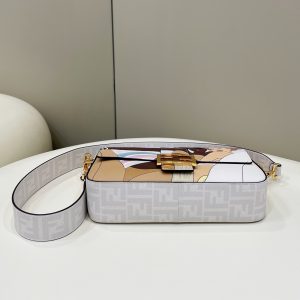 FendiI 27 BAGUETTE BAG IN WHITE CALFSKIN ATTACH STICKER GOLD HARDWARE