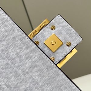 FendiI 27 BAGUETTE BAG IN WHITE CALFSKIN ATTACH STICKER GOLD HARDWARE