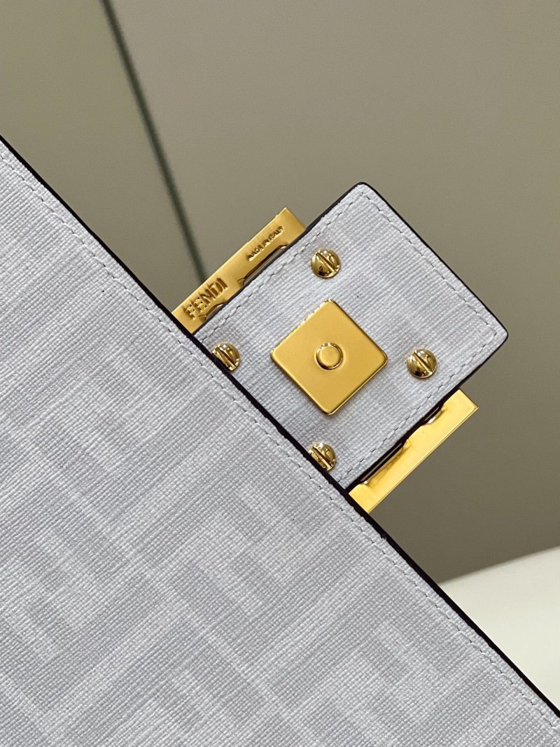 FendiI 27 BAGUETTE BAG IN WHITE CALFSKIN ATTACH STICKER GOLD HARDWARE