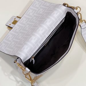 FendiI 27 BAGUETTE BAG IN WHITE CALFSKIN ATTACH STICKER GOLD HARDWARE