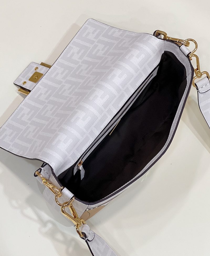 FendiI 27 BAGUETTE BAG IN WHITE CALFSKIN ATTACH STICKER GOLD HARDWARE
