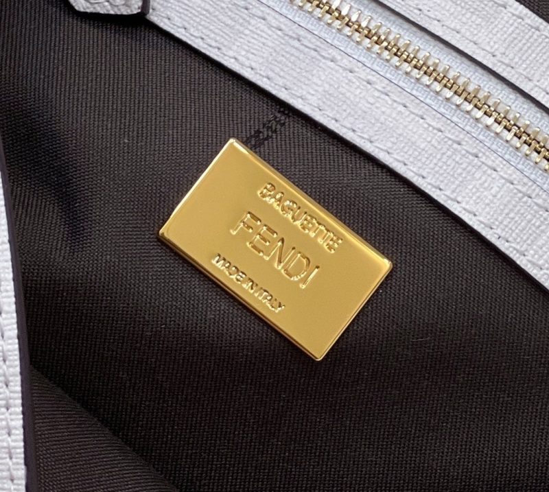 FendiI 27 BAGUETTE BAG IN WHITE CALFSKIN ATTACH STICKER GOLD HARDWARE