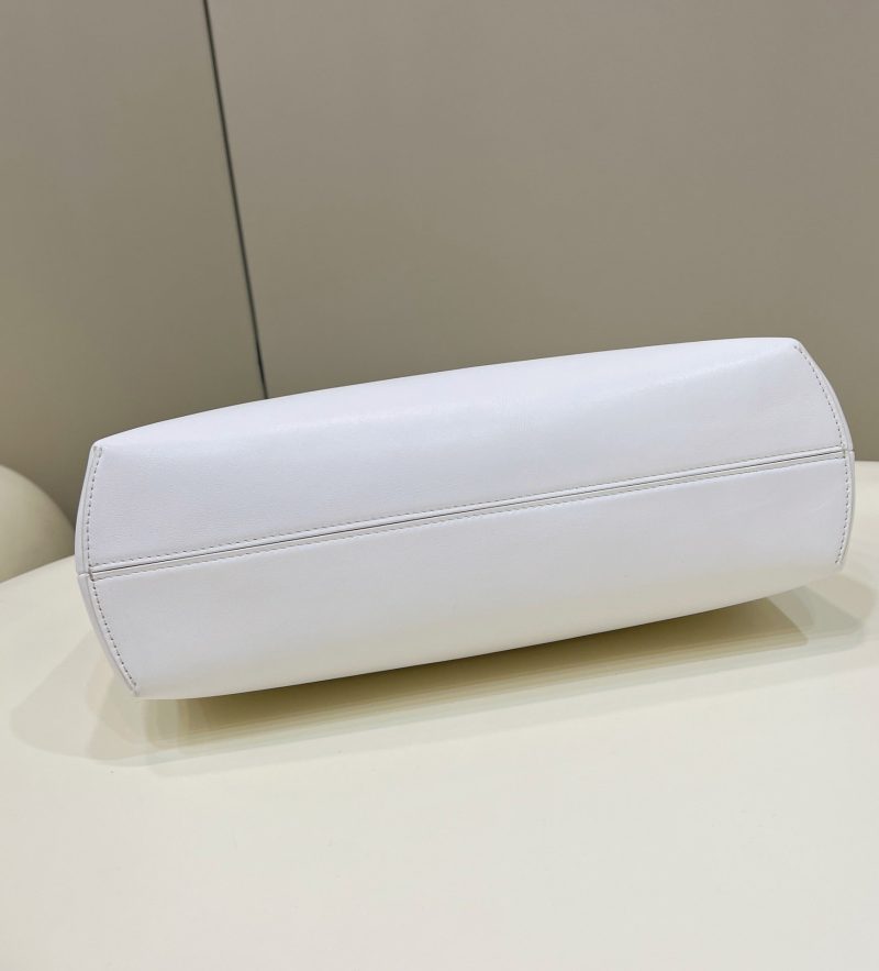 FendiI FIRST SMALL 32 IN WHITE NAPPA LEATHER BAG GOLD HARDWARE