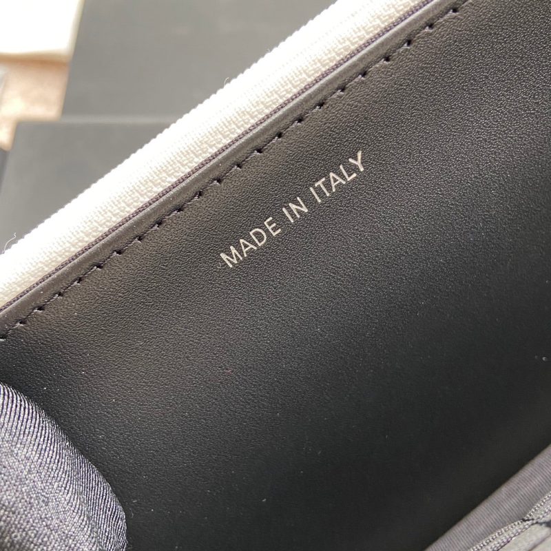 CC Classic Woc 20cm White Grained Calfskin Black Hardware