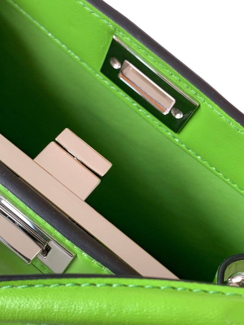 20220717_i1658035121_9601_5_jpg_f4602017-06fa-413a-b5d7-a123153b4263 Peekaboo ISeeU Petite 20 Bag Green Lambskin Shw