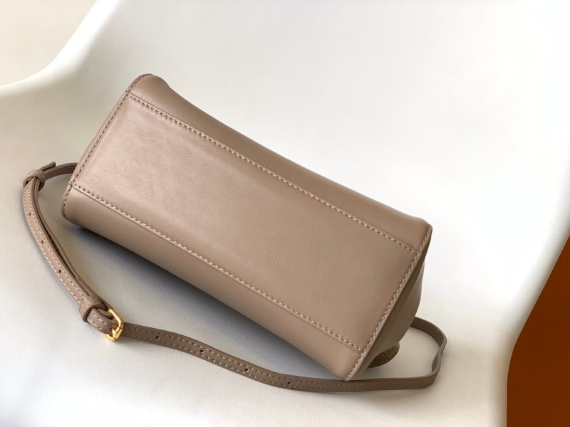 20220721_i1658383648_7520_3_jpg_e220e298-ddfd-40b4-a730-7fc874902ed8 Peekaboo Mini 23cm Bag light brown lambskin gold hardware
