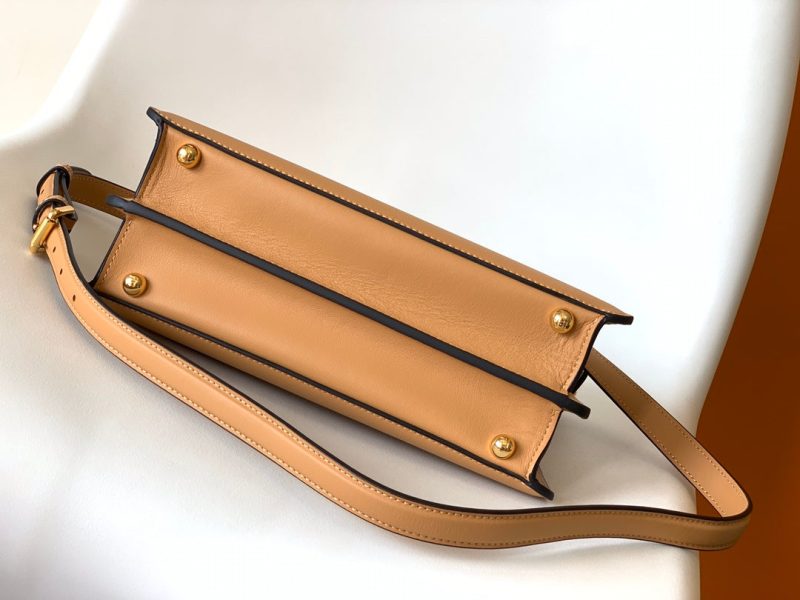 20220725_i1658738186_226_2_jpg_48c78ad1-eec2-4e96-9c42-ad53d989d316 Peekaboo ISeeU Small 27cm Bag beige lambskin gold hardware