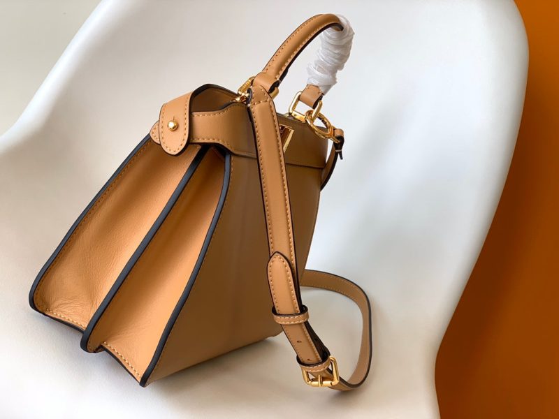 20220725_i1658738186_3192_1_jpg_79e823ff-476a-4a52-a503-17b6e44d94df Peekaboo ISeeU Small 27cm Bag beige lambskin gold hardware