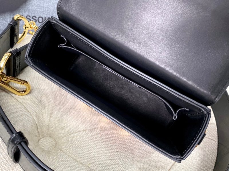 20220902_i1662098472_1217_6_jpg MONTAIGNE 19 HANDBAG IN BLACK CALFSKIN