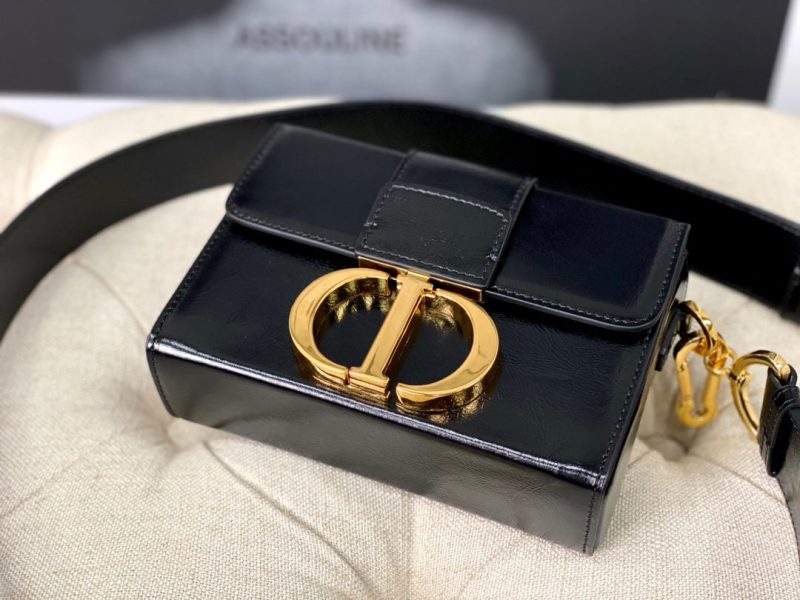 20220902_i1662098472_3362_7_jpg MONTAIGNE 19 HANDBAG IN BLACK CALFSKIN