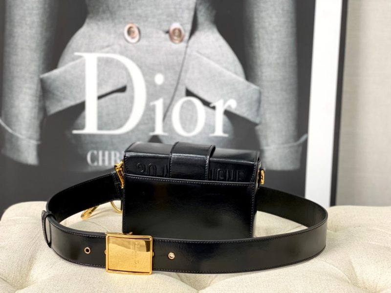 20220902_i1662098472_5933_2_jpg MONTAIGNE 19 HANDBAG IN BLACK CALFSKIN