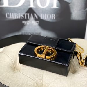 20220902_i1662098472_6074_4_jpg MONTAIGNE 19 HANDBAG IN BLACK CALFSKIN