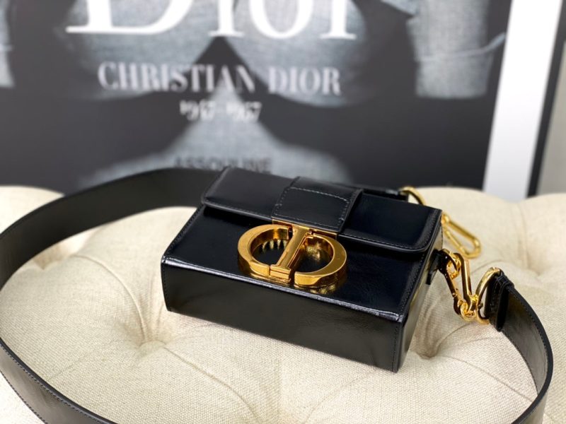 20220902_i1662098472_6074_4_jpg MONTAIGNE 19 HANDBAG IN BLACK CALFSKIN