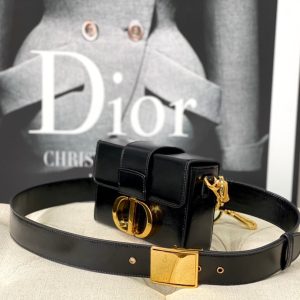 20220902_i1662098472_6226_1_jpg MONTAIGNE 19 HANDBAG IN BLACK CALFSKIN