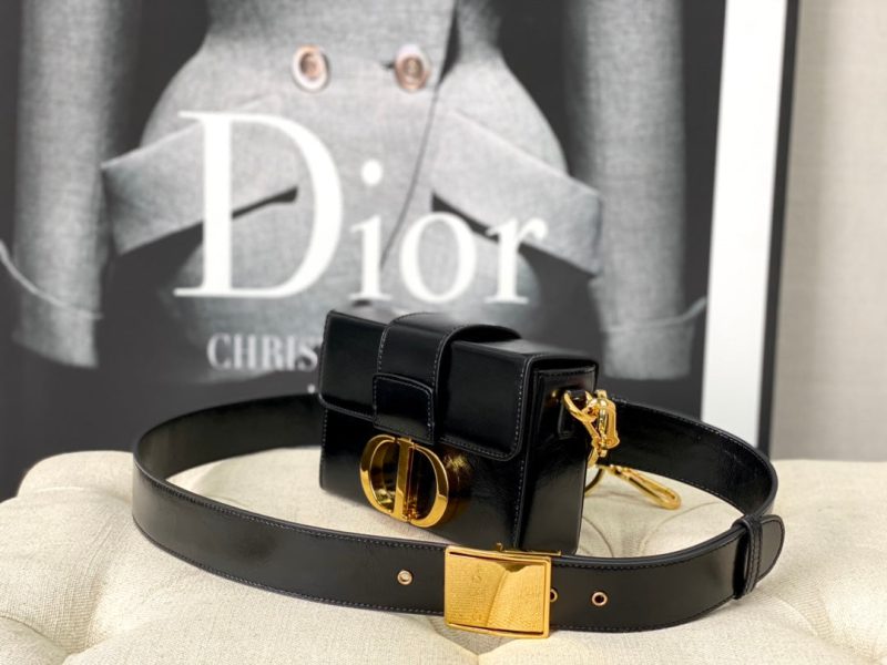 20220902_i1662098472_6226_1_jpg MONTAIGNE 19 HANDBAG IN BLACK CALFSKIN