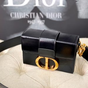 20220902_i1662098472_8524_3_jpg MONTAIGNE 19 HANDBAG IN BLACK CALFSKIN