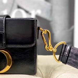 20220902_i1662098472_953_5_jpg MONTAIGNE 19 HANDBAG IN BLACK CALFSKIN