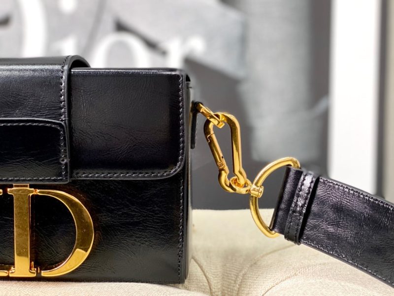 20220902_i1662098472_953_5_jpg MONTAIGNE 19 HANDBAG IN BLACK CALFSKIN