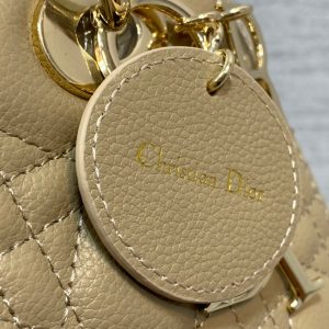 20220903_i1662193749_4955_3_jpg medium lady 24 ecru calfskin ghw