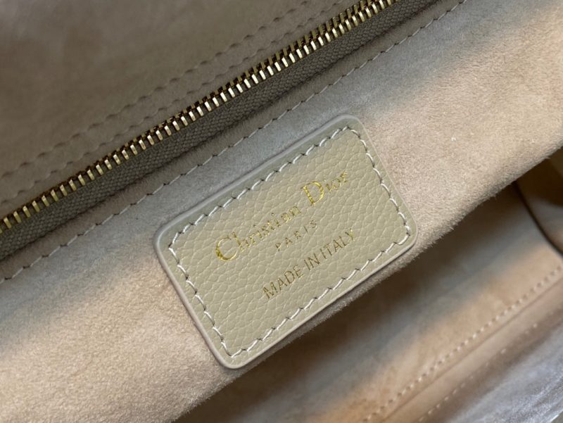 20220903_i1662193749_6266_8_jpg medium lady 24 ecru calfskin ghw