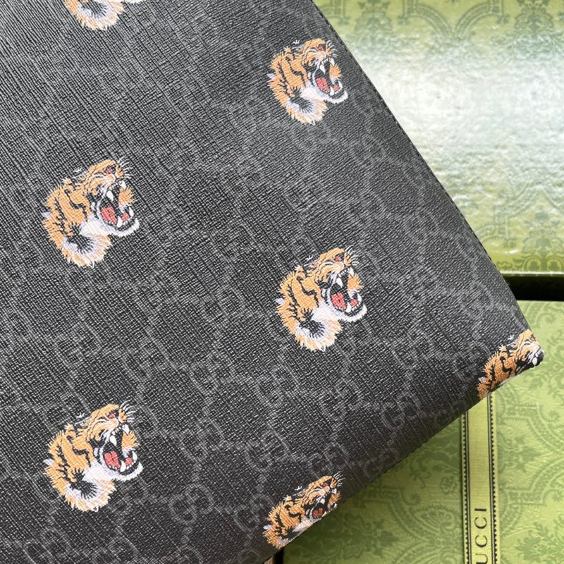 20220907_i1662527417_5870_6_jpg CLUTCH WITH TIGER PRINT 30 IN BLACK MONOGRAM CANVAS