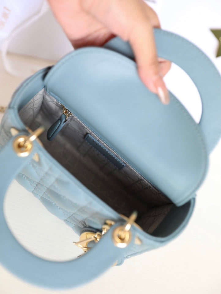 20221004_i1664875669_6843_7 LADY 17 IN SKY BLUE LAMBSKIN WITH CANNAGE PATTERN