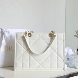 20221006_i1665036310_5423_1_a0c2e498-8fe5-49bc-bf60-db70ebb445dc LARGE TOTE BOOK 36 BAG IN WHITE CALFSKIN