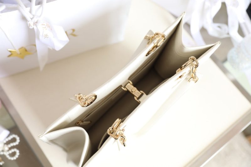 MEDIUM TOTE BOOK 26 BAG IN WHITE CALFSKIN