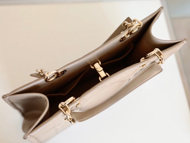 20221015_i1665800753_1779_6 MEDIUM TOTE BOOK 26 BAG IN BEIGE CREAM CALFSKIN