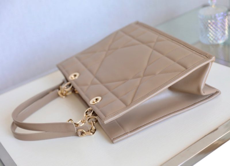 20221015_i1665800753_9234_5 MEDIUM TOTE BOOK 26 BAG IN BEIGE CREAM CALFSKIN