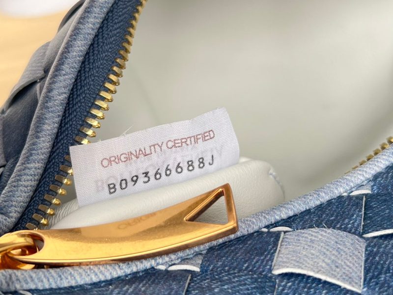 20221105_i1667625433_3381_7_jpg_a8cda170-a2e0-427d-8a65-1b092a082757 mini jodie 28 blue denim lambskin