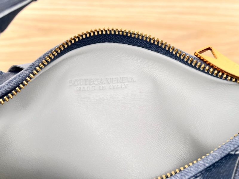 20221105_i1667625433_9802_8_jpg_d612d6a9-ddb3-4a09-9ffd-efe393cf90be mini jodie 28 blue denim lambskin