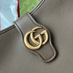 20221115_i1668492720_5601_4_jpg MEDIUM SHOULDER BAG 39 IN COFFEE CALFSKIN GOLD HARDWARE