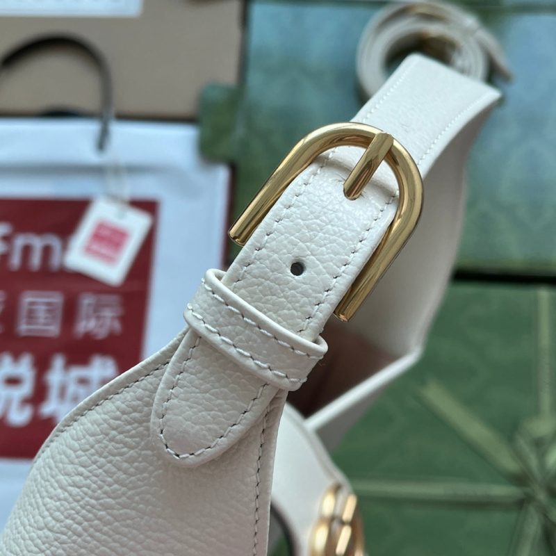 20221128_i1669643087_1501_5_jpg MEDIUM SHOULDER BAG 39 IN WHITE CALFSKIN GOLD HARDWARE