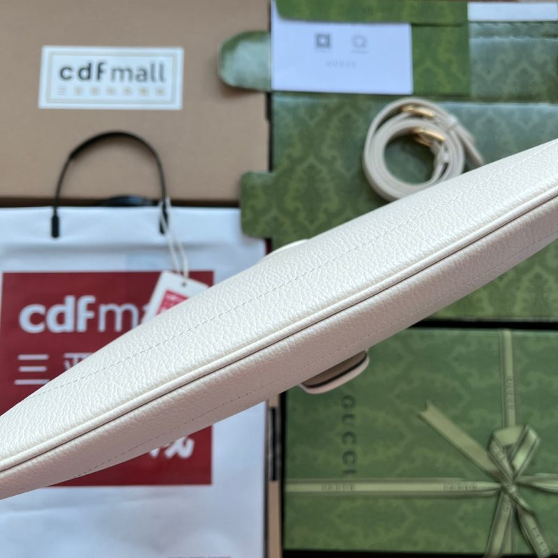 20221128_i1669643087_5088_3_jpg MEDIUM SHOULDER BAG 39 IN WHITE CALFSKIN GOLD HARDWARE