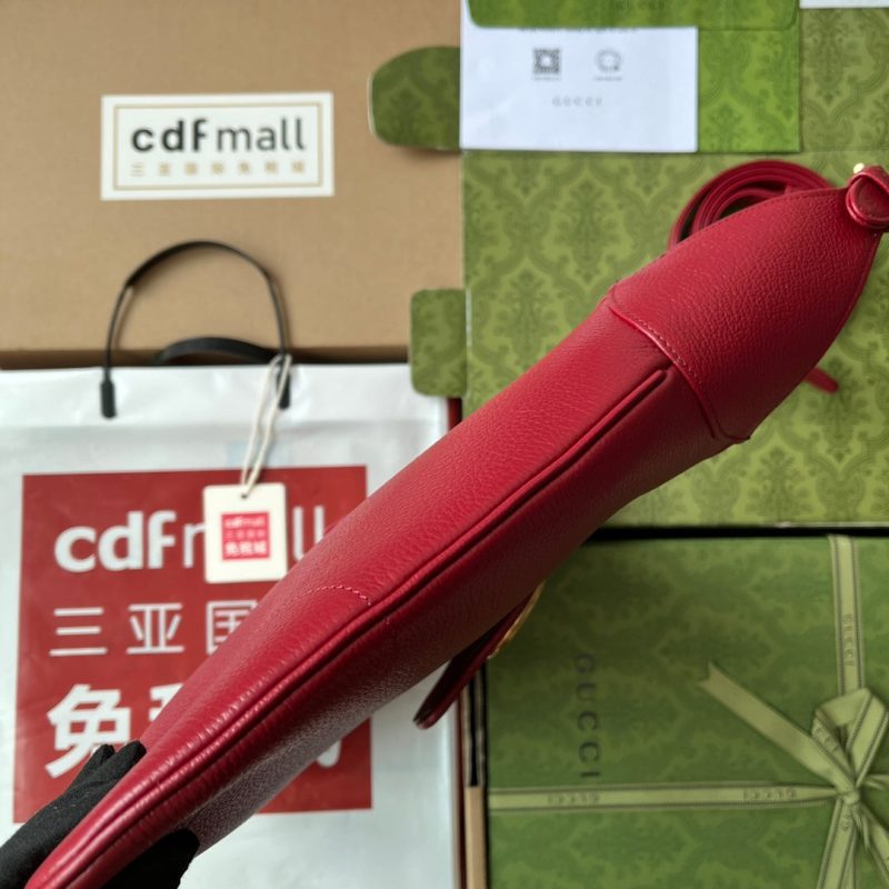 20221203_i1670059335_5545_2_jpg MEDIUM SHOULDER BAG 39 IN RED CALFSKIN GOLD HARDWARE